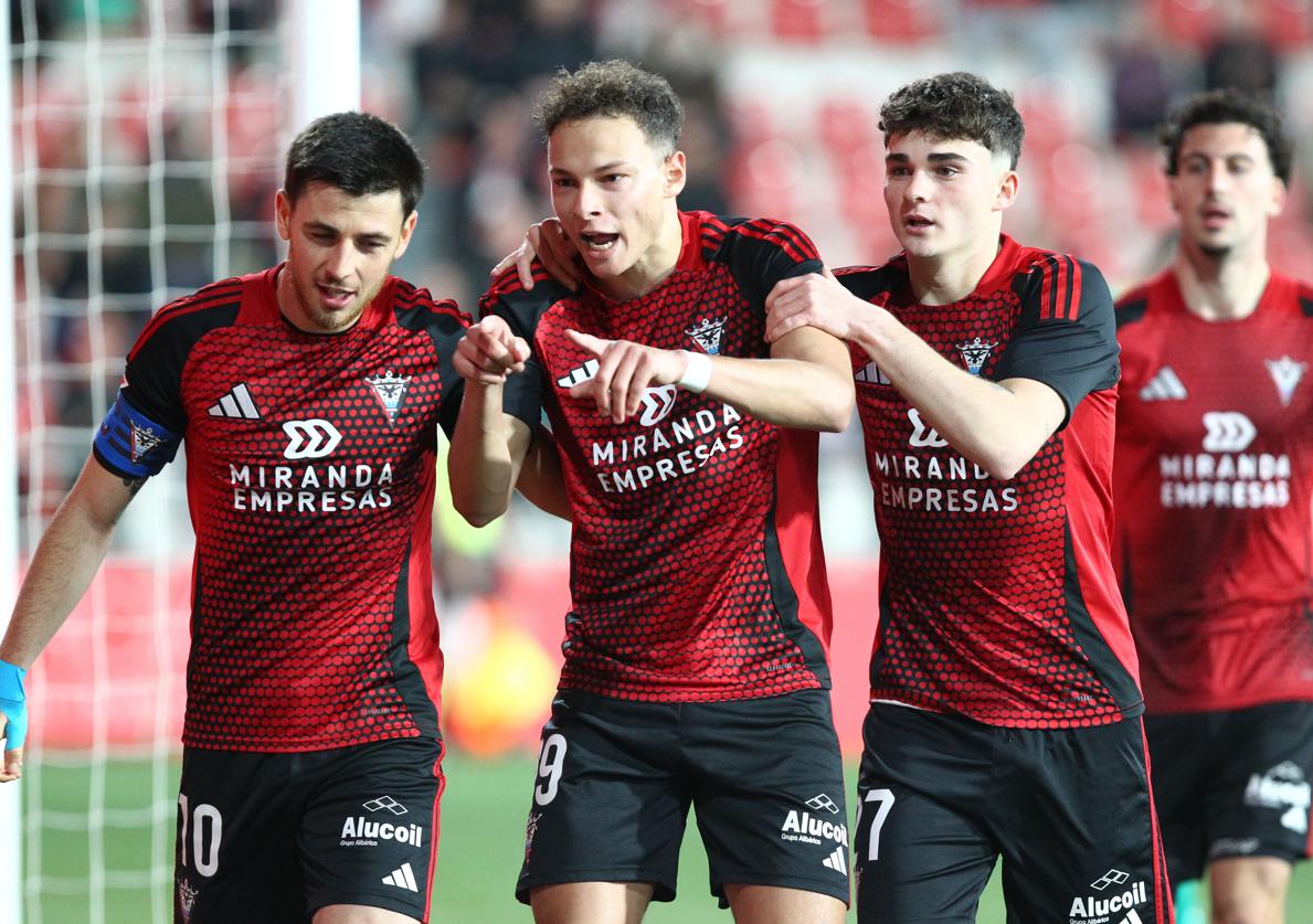 Lachuer recibe la felicitación de Reina y Joel Roca tras marcar el gol desde el punto de penalti en el duelo de la primera vuelta ante el Sporting.