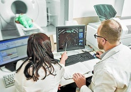 Dos médicos consultan los resultados de unas pruebas practicadas a un paciente.