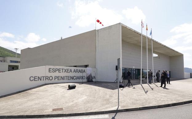 Acceso principal a la prisión de Zaballa, la más grande del País Vasco.