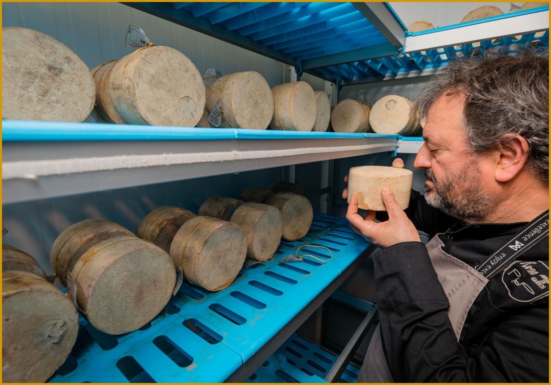 Vigalondo, en la cámara de afinado donde da el punto preciso a quesos de leche de oveja sin pasteurizar Kaminogoxo.