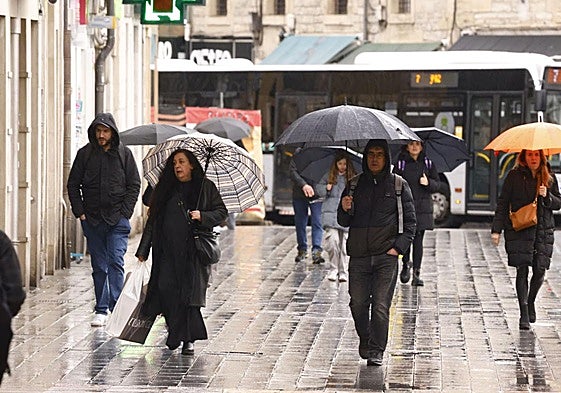 Los paraguas volverán a abrirse estos días en Álava.