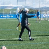 Andrea Esteban da instrucciones a sus jugadoras en un entrenamiento.