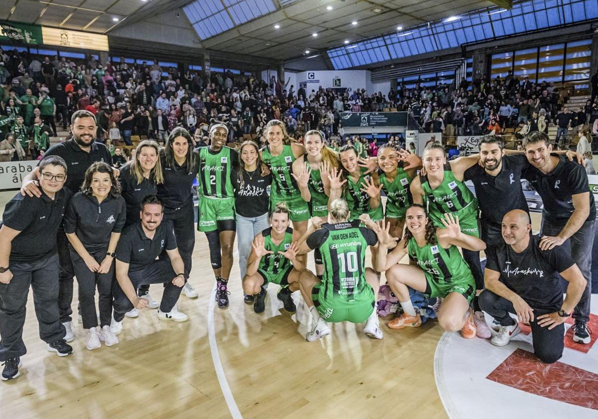 Las jugadoras del Araski celebran por todo lo alto ante la afición la permanencia un año más en Primera División.