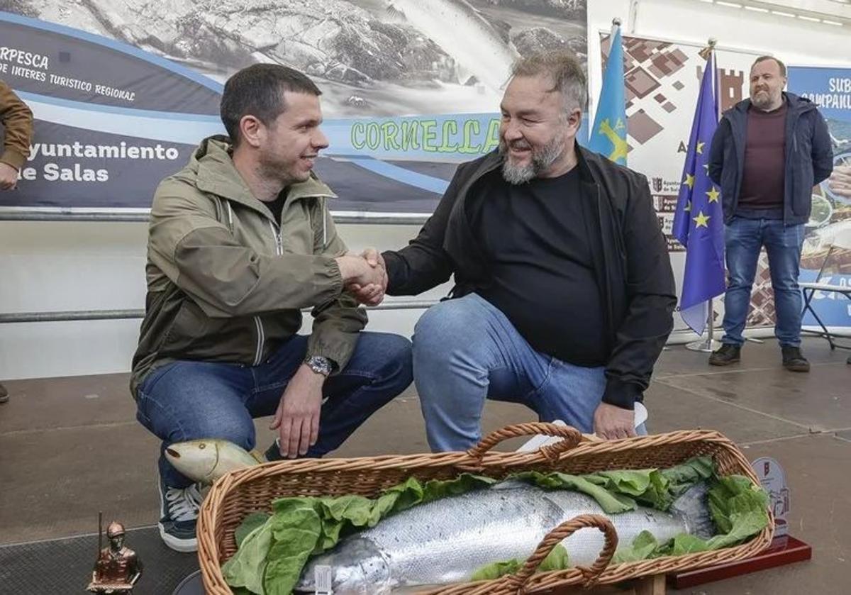 Javier Bueno, el pescador qye sacó el Campanu, estrecha la mano a Pedro Caramés, que ganó la subasta y se llevará el ejemplar al restaurante La Finca de Oviedo.