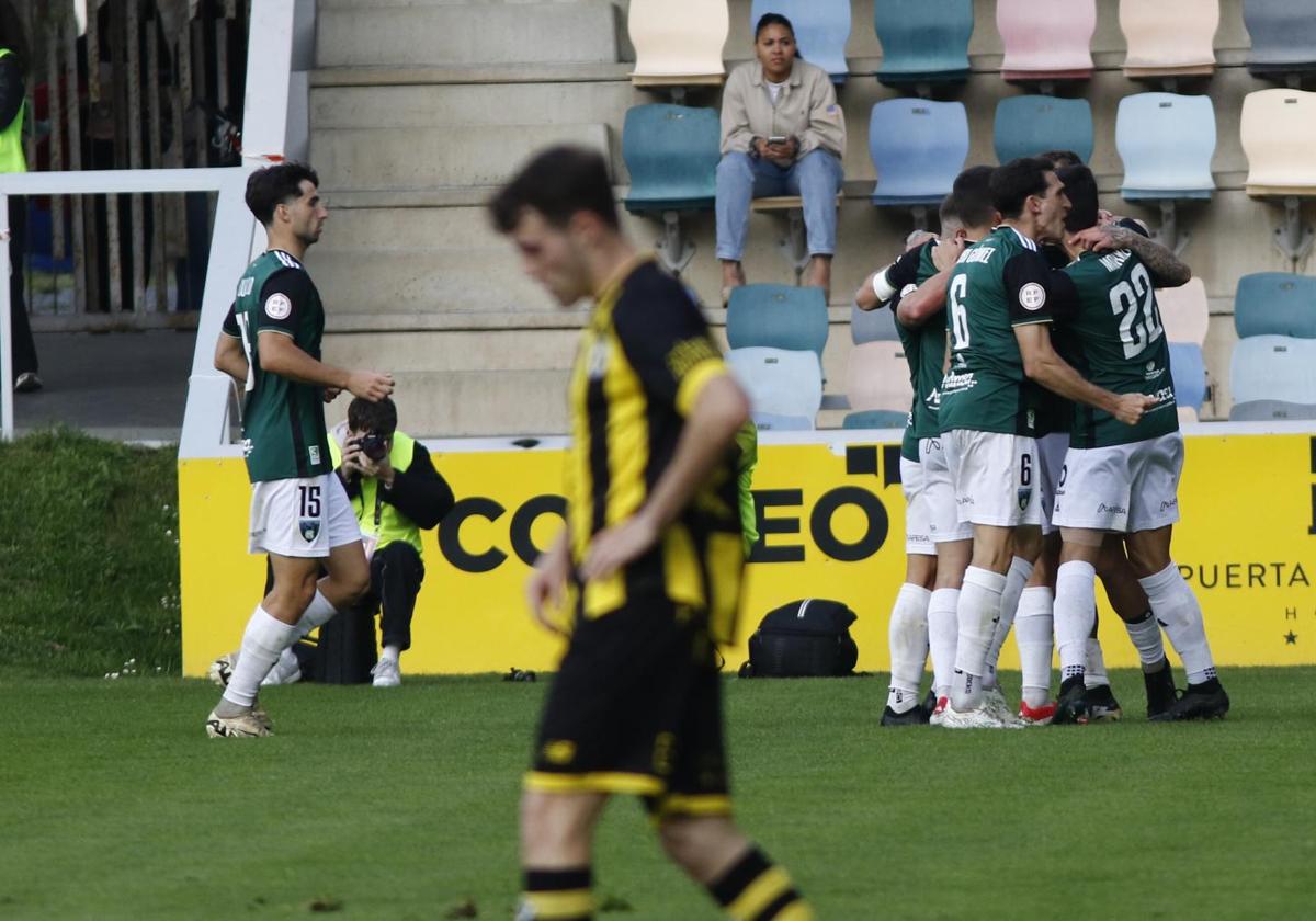 Los jugadores del Sestao celebran uno de los tantos.