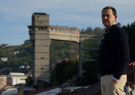 José Fontán, sobre un tejado de la calle Askao, con el ascensor al fondo.