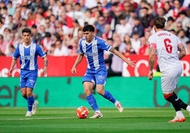 Aleña conduce la pelota ante el sevillista Gudelj.