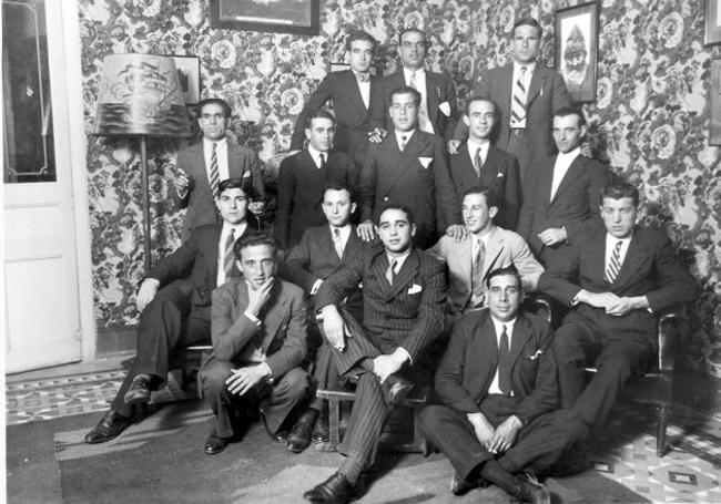 La plantilla del Sevilla, de traje en 1930.