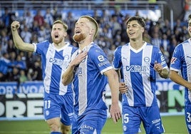 Carlos Vicente celebra el gol que marcó al Sevilla en la victoria (2-1) en Mendizorroza.