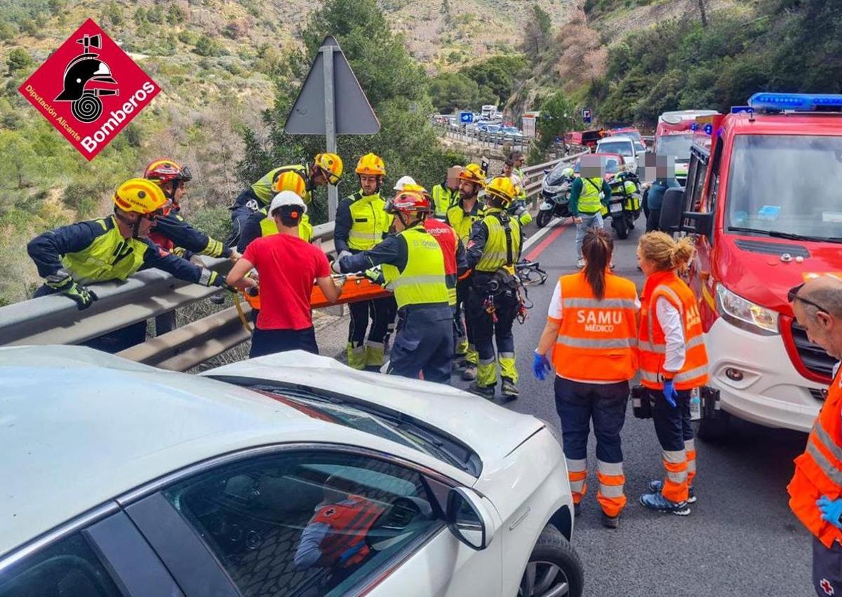 Imagen secundaria 1 - El padre y el hijo arrollados por un coche cuando iban en bicicleta en Calpe son vascos