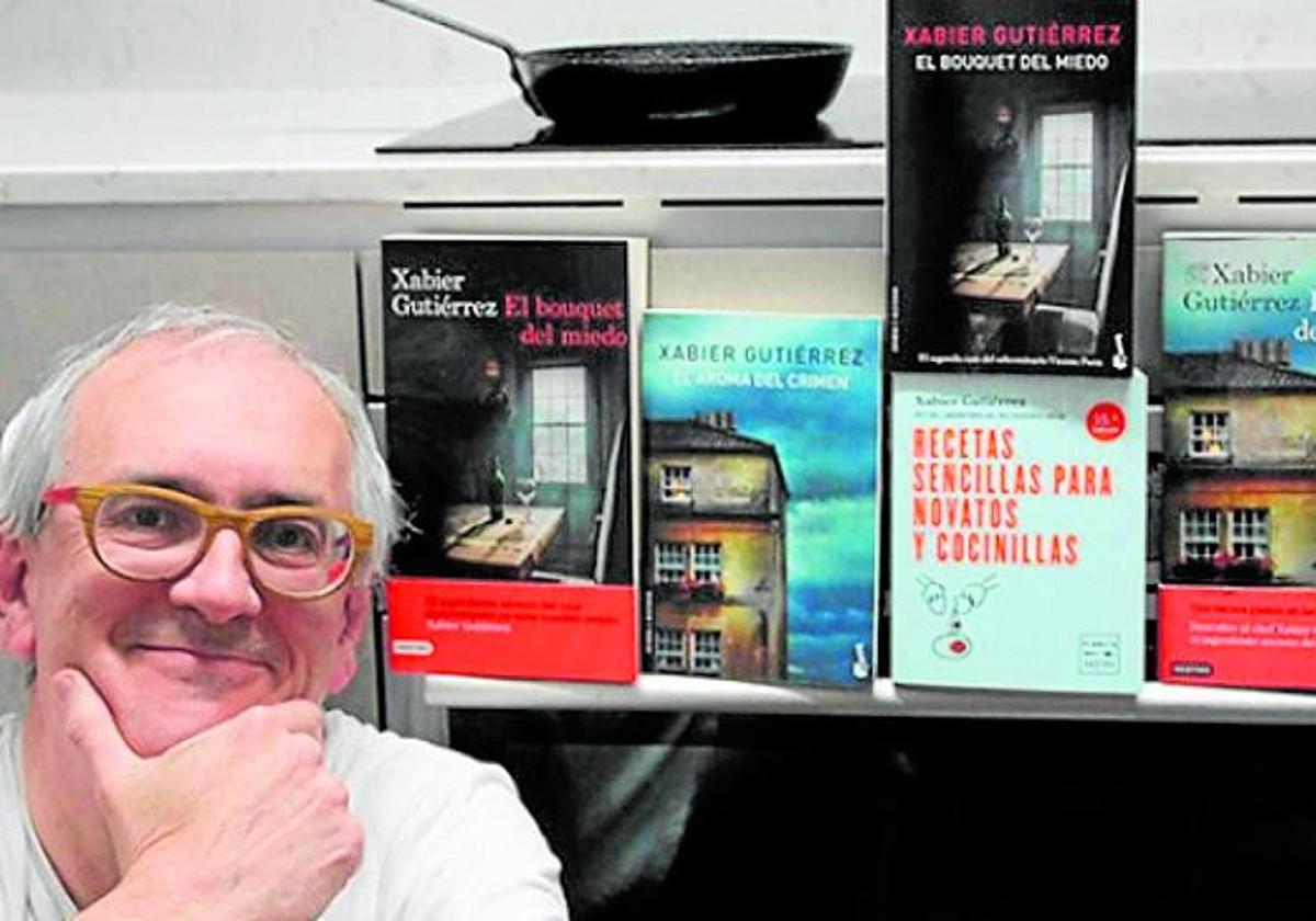 La biblioteca local sortea obras dedicadas por el escritor Xabier Gutiérrez