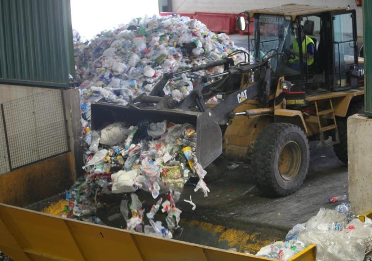 Investigan si el hombre hallado en una planta de reciclaje se metió a dormir a un depósito