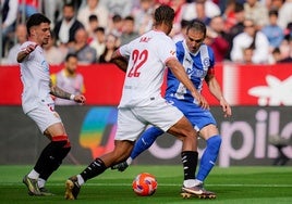 Kike busca el disparo ante Badé.