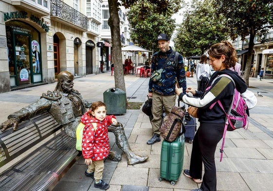 Muchos turistas, entre ellos esta familia argentina, abandonaron ayer su estancia en Vitoria.