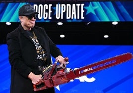Elon Musk con la motosierra que le regaló Javier Milei.