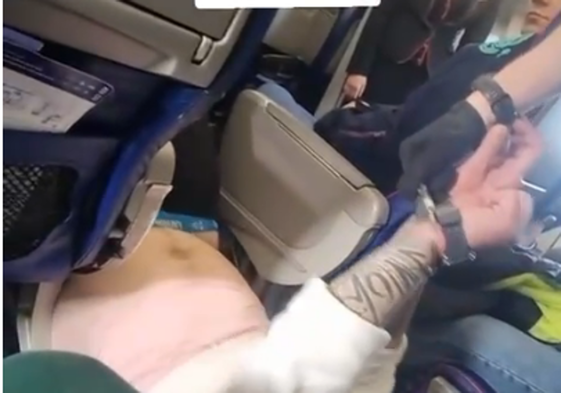 Testigos del vuelo Varsovia-Bilbao desviado por la actitud violenta de un pasajero: «Iba bebiendo una botella de ron y ha empezado a molestarnos»