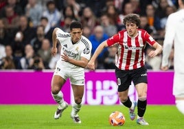 Unai Gómez conduce ante Bellingham.