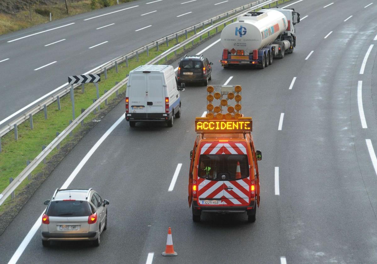 Heridas dos personas al salirse de la calzada un vehículo en Zuia