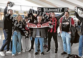 Un grupo de seguidores luce los colores del Bilbao Basket en el aeropuerto de Loiu