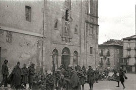 Soldados frente a la iglesia del Carmen de Markina en 1937.