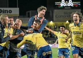 Los futbolistas del equipo canario celebran el gol que les dio la victoria ante el Atlético en la pasada jornada.