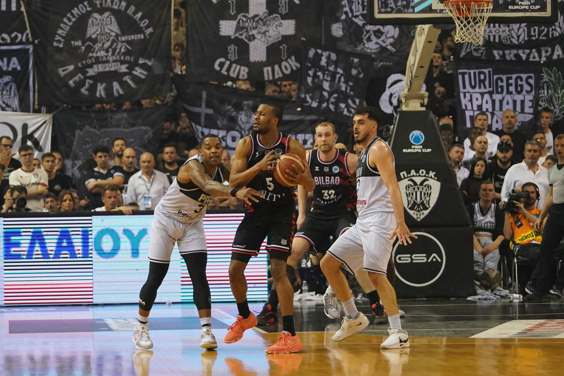 En imágenes la final de la Europe Cup, PAOK-Bilbao Basket