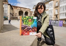 Un libro busca dueño en la Virgen Blanca como parte de la campaña.