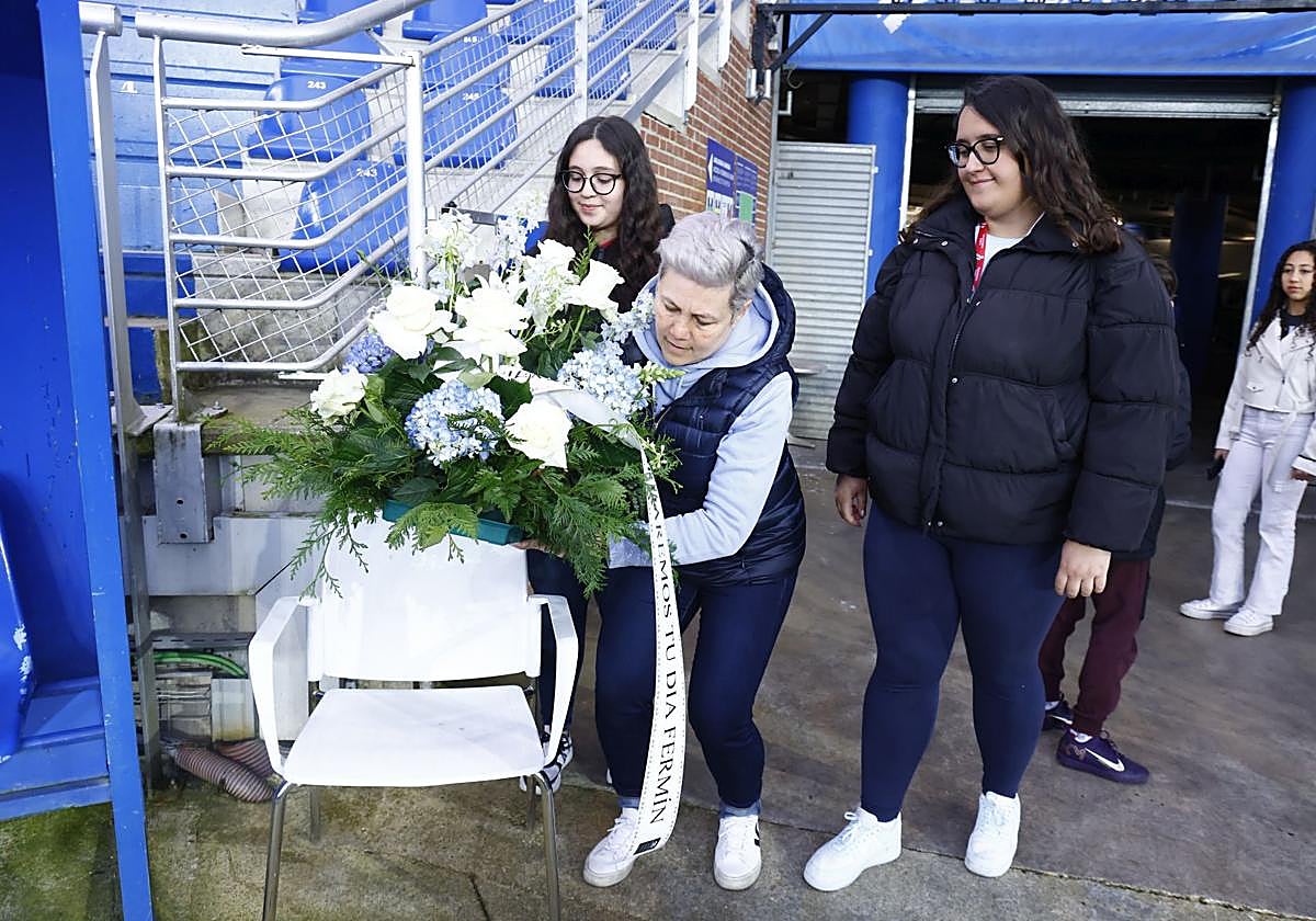 Ramo depositado por la familia en la silla que solía ocupar Fermín.