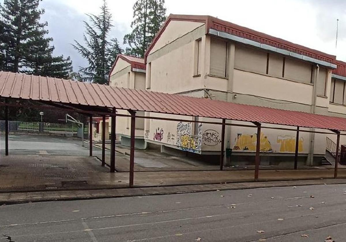 El patio del colegio Luis Dorao cambia el gris por el verde