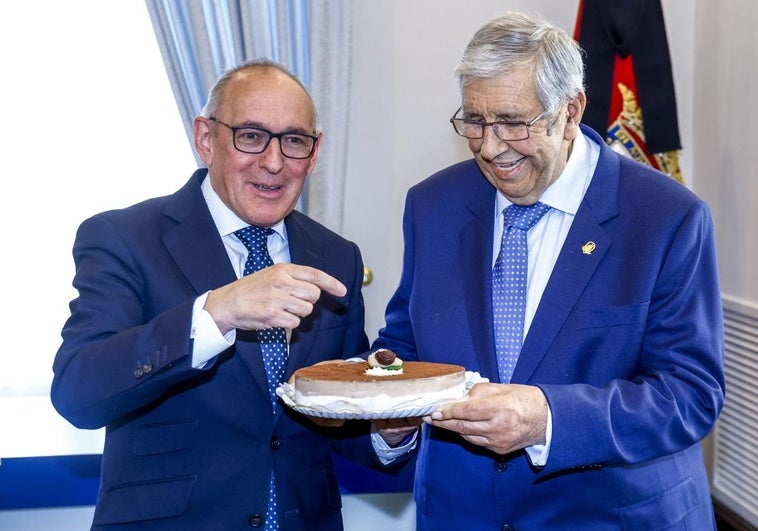 Luis López de Sosoaga entrega la tarta de San Prudencio a Ramiro González.
