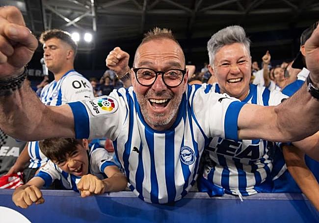Fermín Rodríguez celebra el ascenso del Alavés en el Ciutat de València.