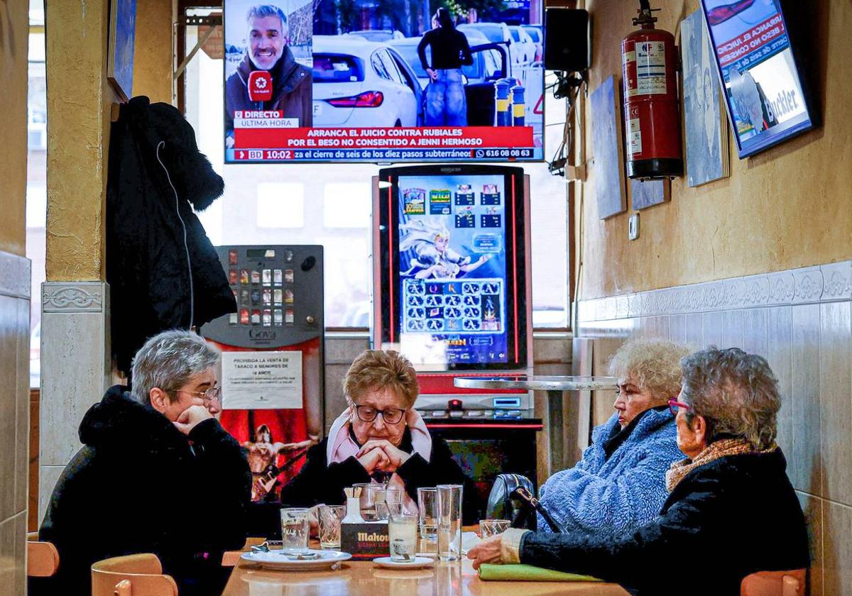 Primeras condenas a bares de Bilbao por poner la televisión sin pagar derechos