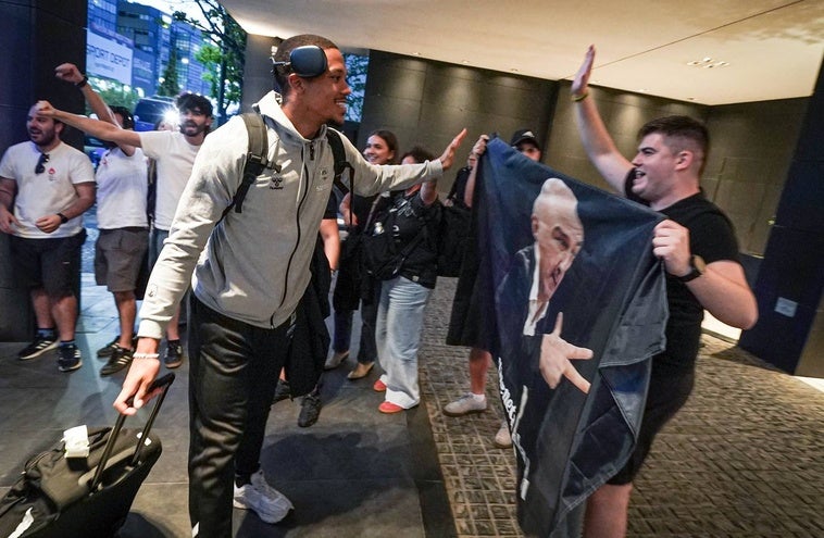 Los jugadores del Surne saludan a los aficionados de la marea negra a su llegada al hotel de Salónica.