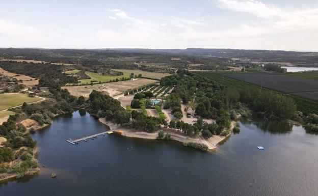 Vista áerea de las instalaciones del camping TAIGA Lake Caspe.