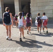 Un grupo de niños se dirigen a una actividad de colonias en Llodio.