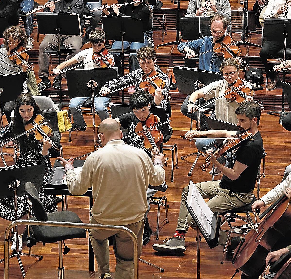 Un momento del ensayo en la sede de la Euskadiko Orkestra, con Unai Urrecho a la batuta.