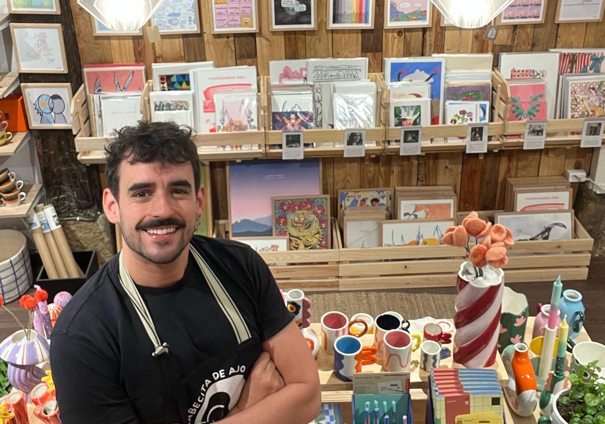 El dibujante '72 kilos' lanza 30 láminas con sus viñetas favoritas y las presenta en esta tienda de Bilbao. En la imagen, Ander Lantarón, propietario de Cabecita de Ajo.