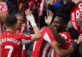 Berenguer felicita a Iñaki Williams por su gol.
