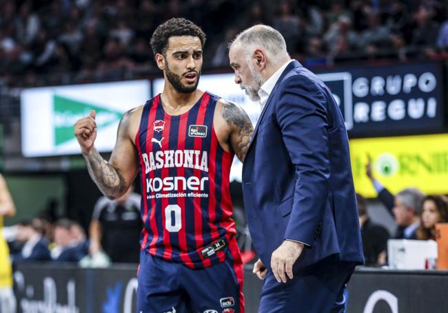 Markus Howard y Pablo Laso charlan durante un partido.