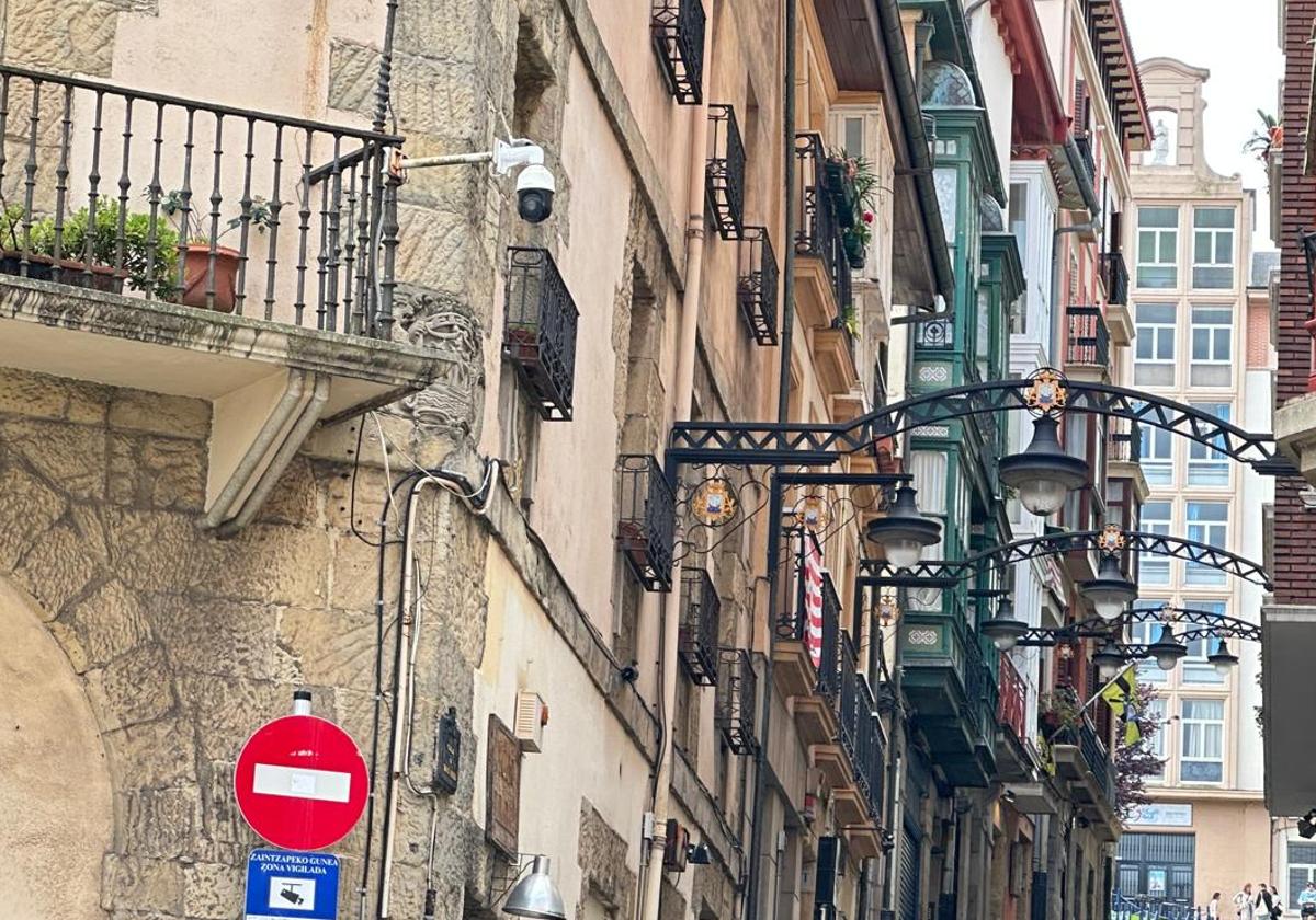 La villa dispone de 96 cámaras de vigilancia.