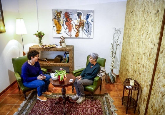 Dos voluntarias en el nuevo Centro de Escucha de la obra social Berakah.