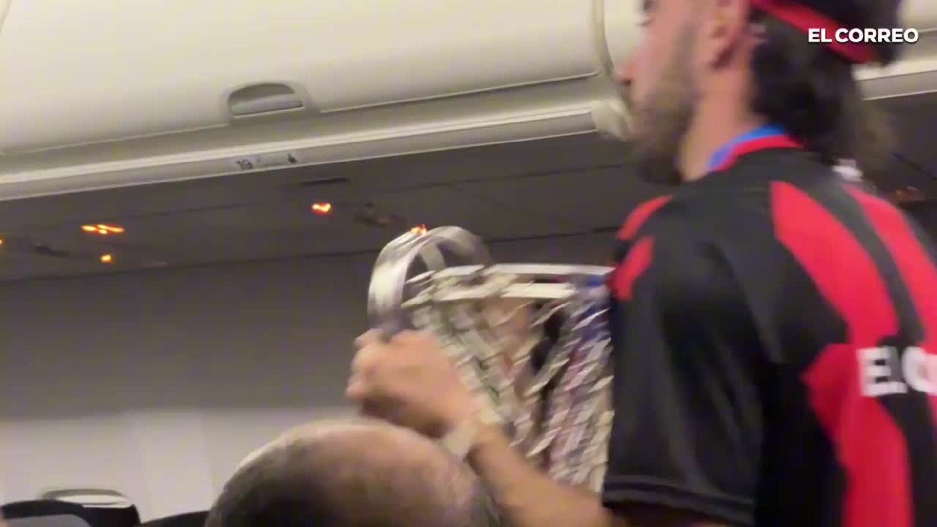 Así ha sido el vuelo de vuelta de los campeones: champán y discoteca volante