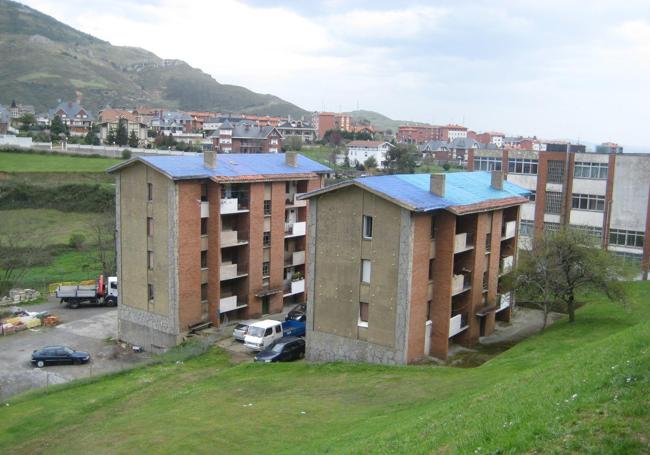 Imagen de las antiguas casas de los maestros, antes de su demolición.