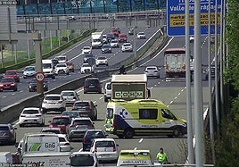 Cuatro heridos en un accidente entre un camión y un turismo en la A-8 en Barakaldo