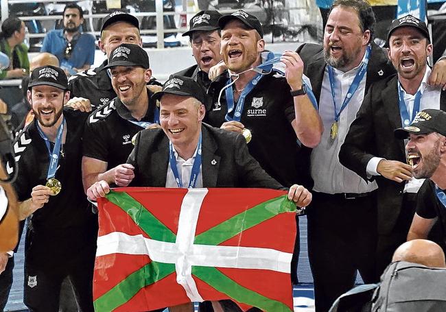 Los miembros del cuerpo técnico muestran su felicidad tras recoger las medallas.