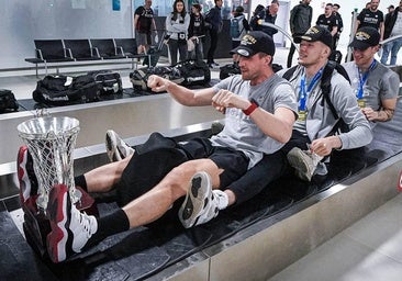 Así ha sido el vuelo de vuelta de los campeones: champán y discoteca volante