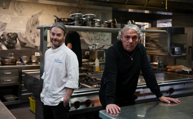 Borja Etxebarria y Rircardo Pérez en la cocina..