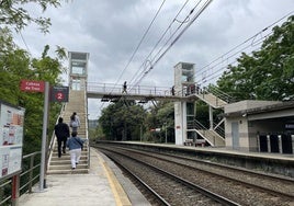 Usuarios de la línea Bilbao-Orduña haciendo uso de las escaleras de la estación de San Miguel.