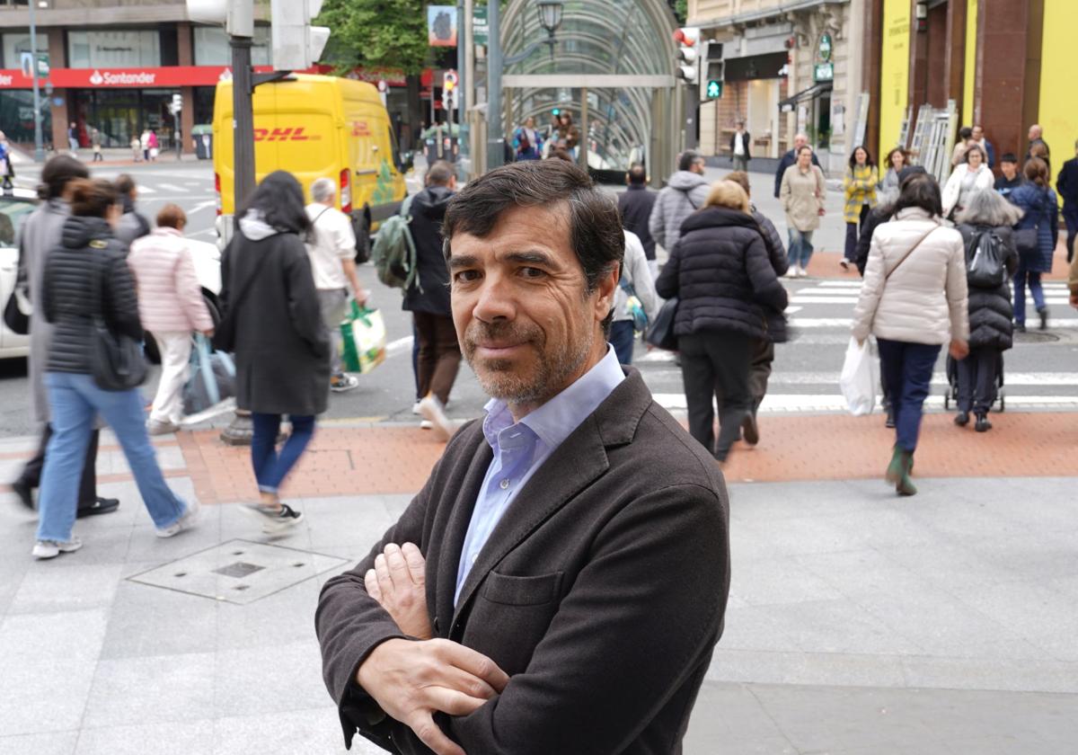 Anton Arriola posa en la Plaza Elíptica.