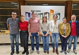 Los siete últimos ediles de Bildu, con la alcaldesa Ainize Gastaka la tercera por la derecha.